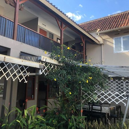 De Riau Guesthouse Bandung Bagian luar foto