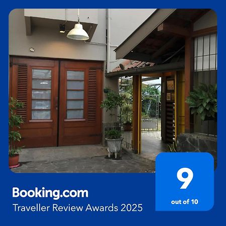 De Riau Guesthouse Bandung Bagian luar foto
