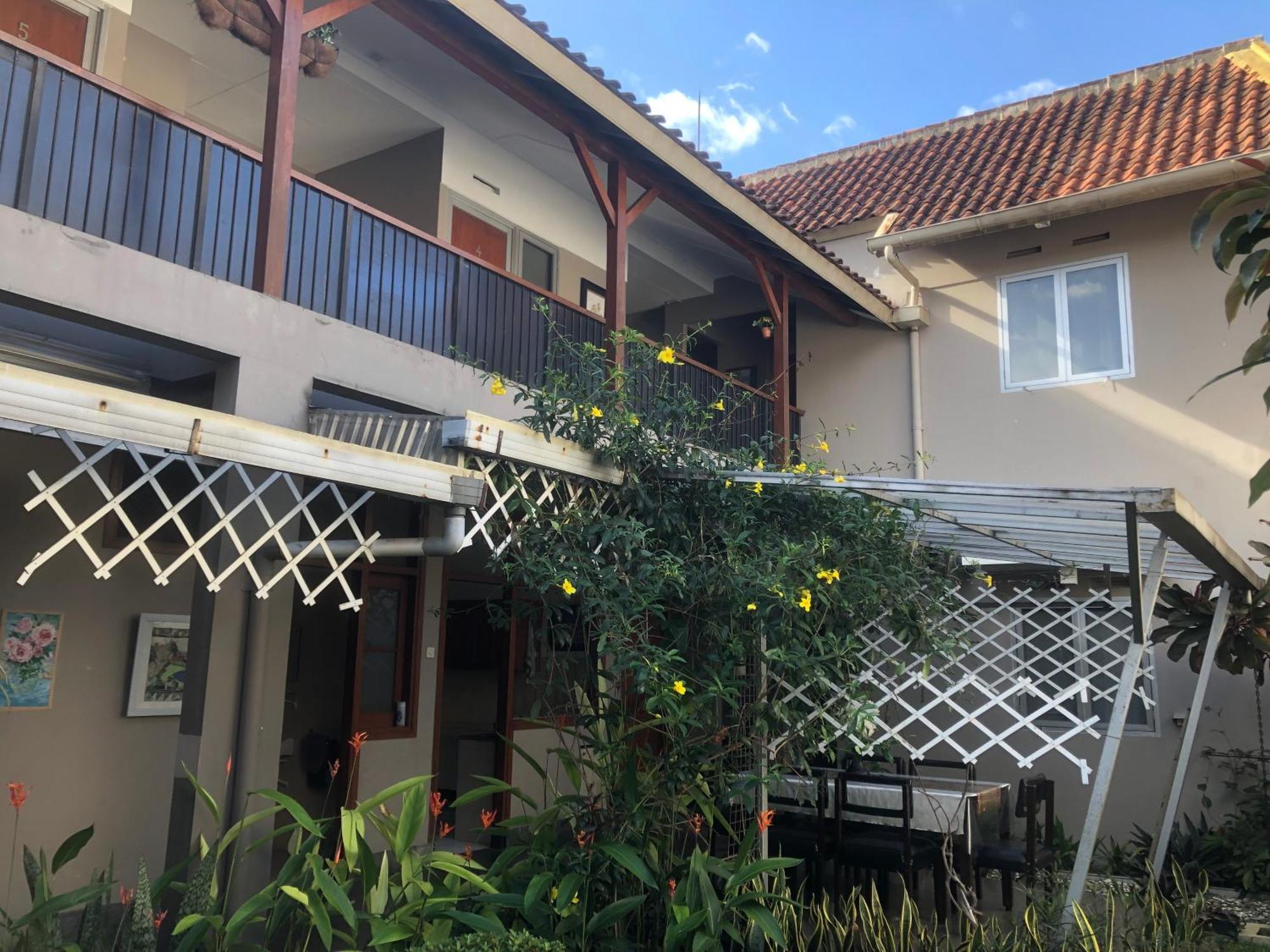 De Riau Guesthouse Bandung Bagian luar foto