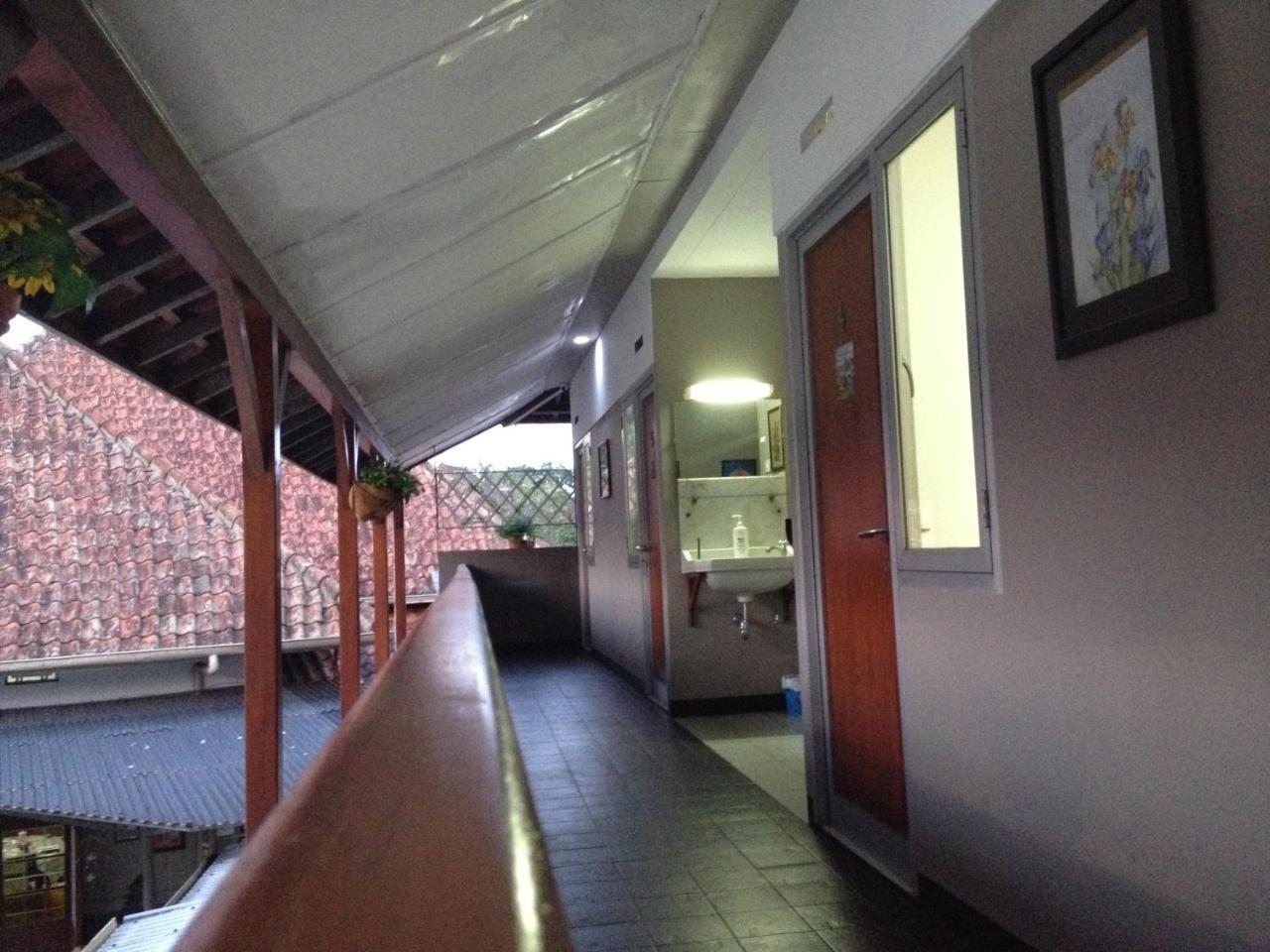 De Riau Guesthouse Bandung Bagian luar foto