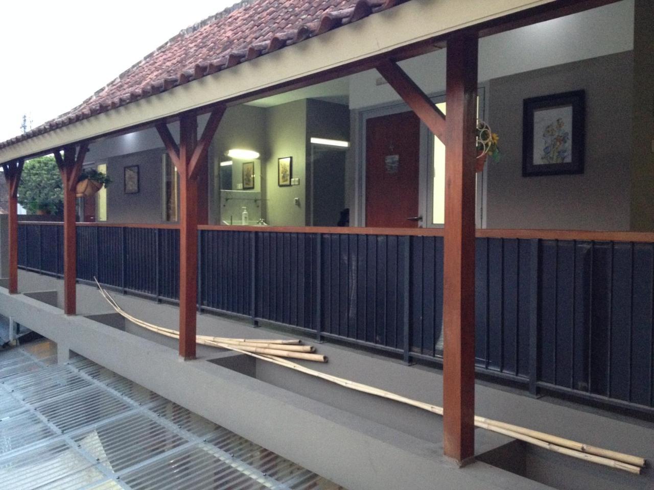 De Riau Guesthouse Bandung Bagian luar foto