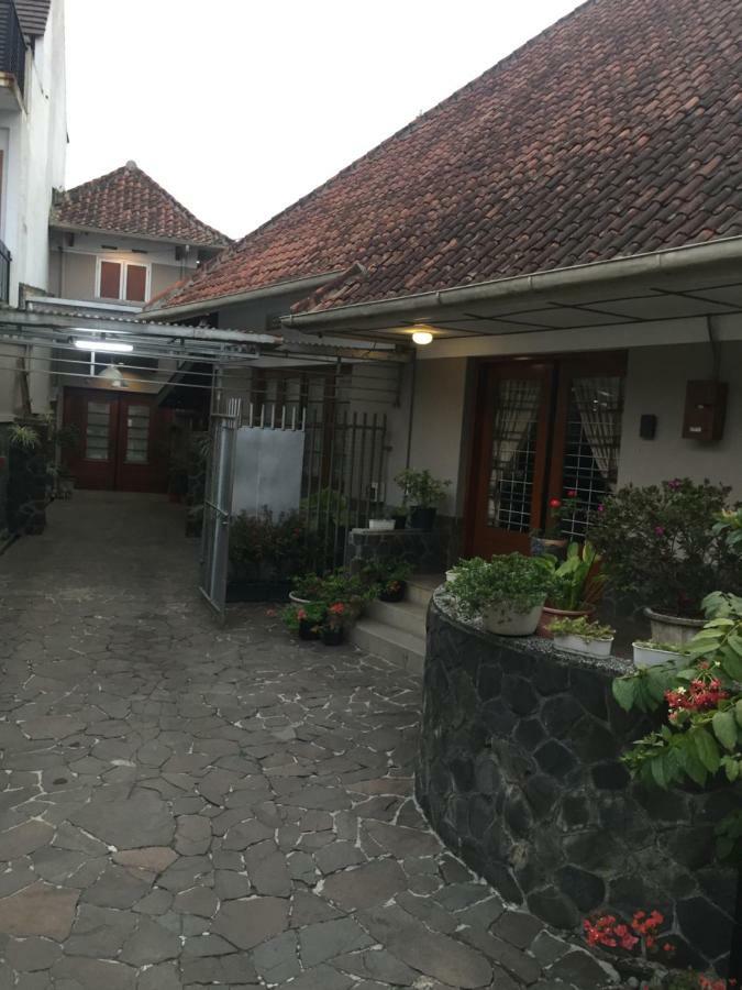 De Riau Guesthouse Bandung Bagian luar foto