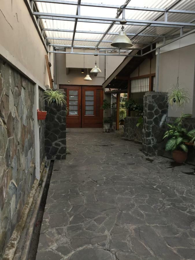 De Riau Guesthouse Bandung Bagian luar foto