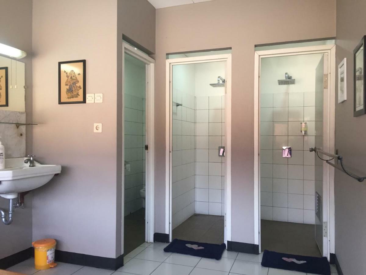 De Riau Guesthouse Bandung Bagian luar foto